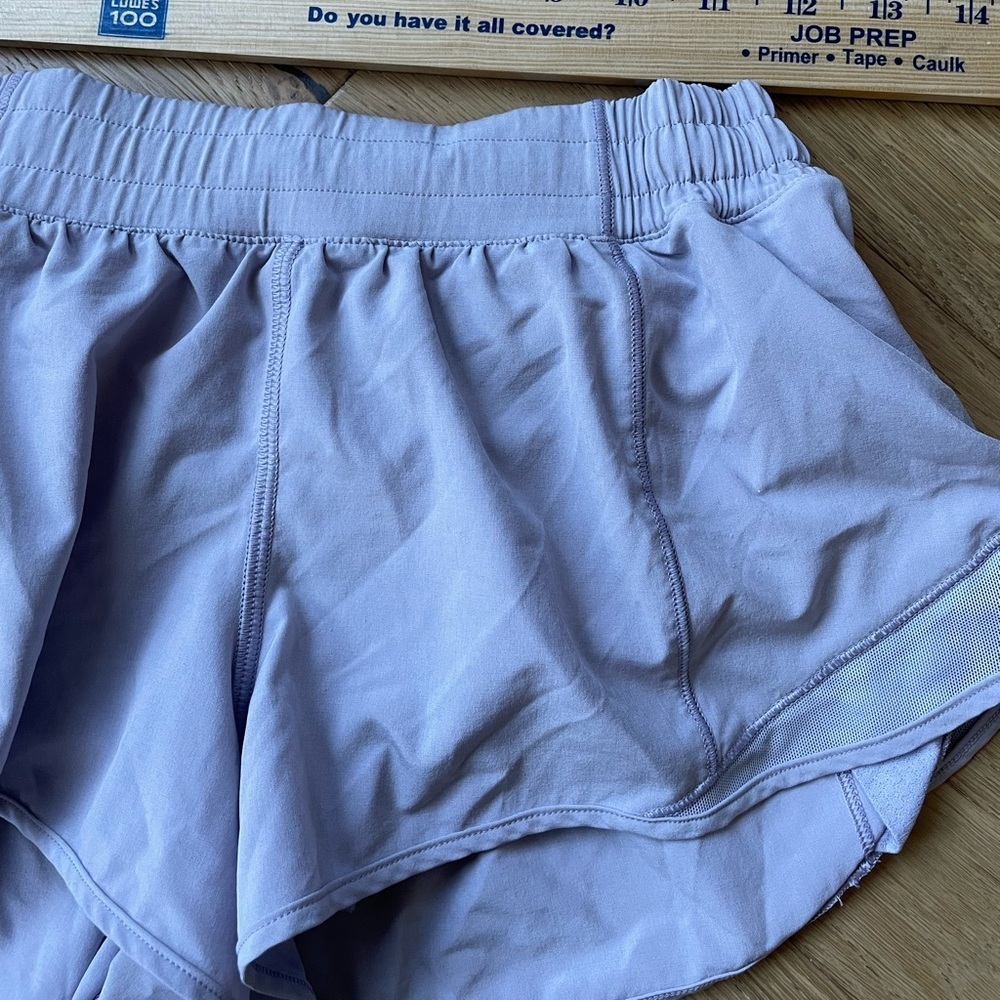 ๐ Lululemon ๐ Hotty Hot LR Shorts ๐ Size 8 - Picture 6 of 10